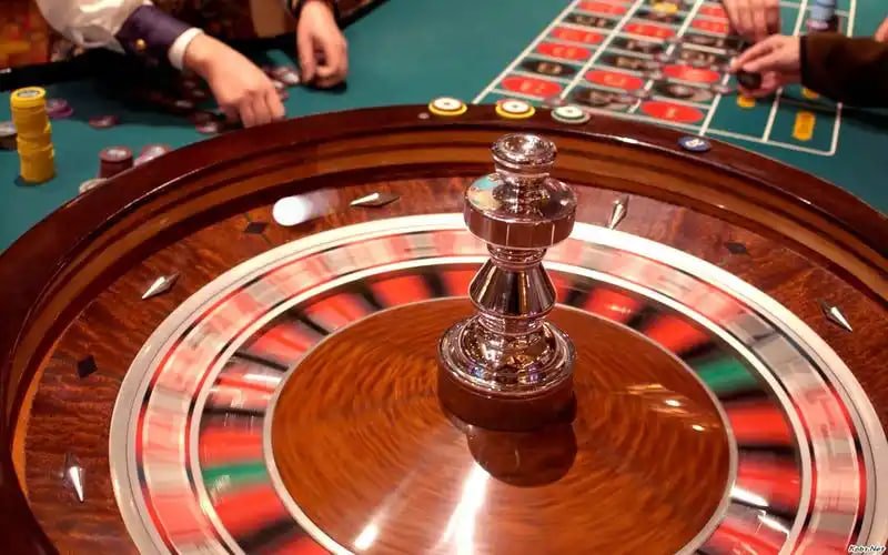 Pemain yang sudah menetapkan batas bermain sedang menikmati hiburan olahraga dan casino secara santai